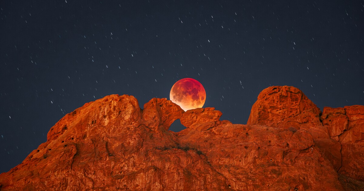 Colorado's Blood Moon: Stunning Lunar Eclipse Photos Revealed